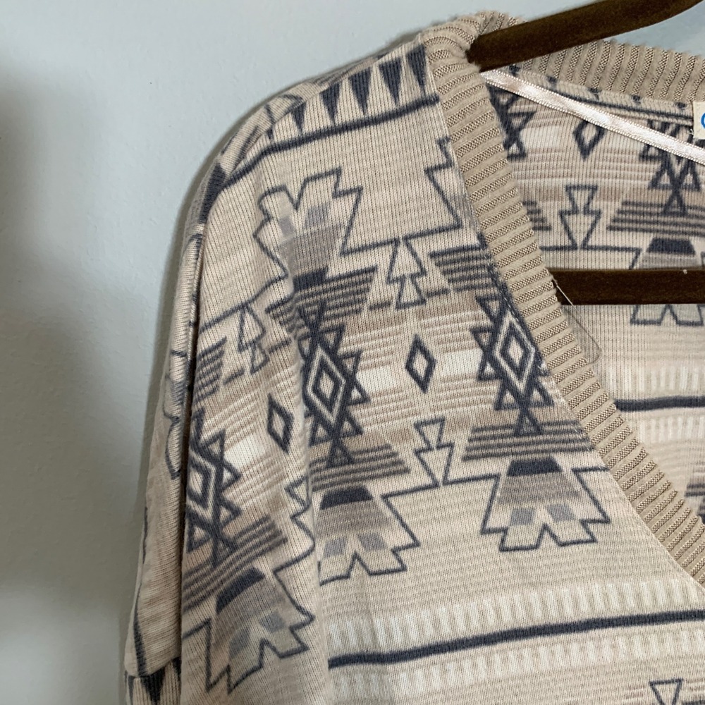 NEW C&C California Women 3X V Neck Long Sleeve Aztec Print Tunic Top Silver Mink - Picture 3 of 10